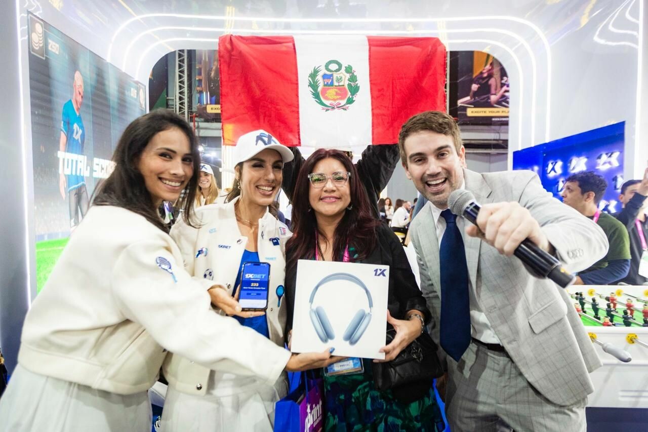 1xBet провел розыгрыш iPhone 16 Pro и AirPods Max на Peru Gaming Show 2025