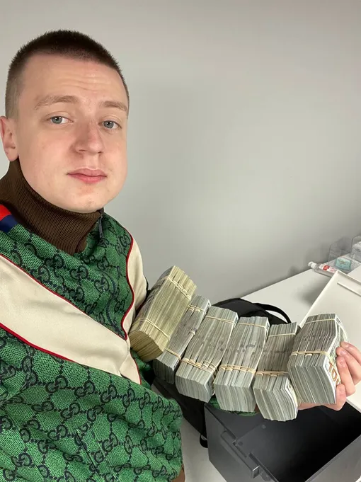 Казино-стример показывает кучу денег
